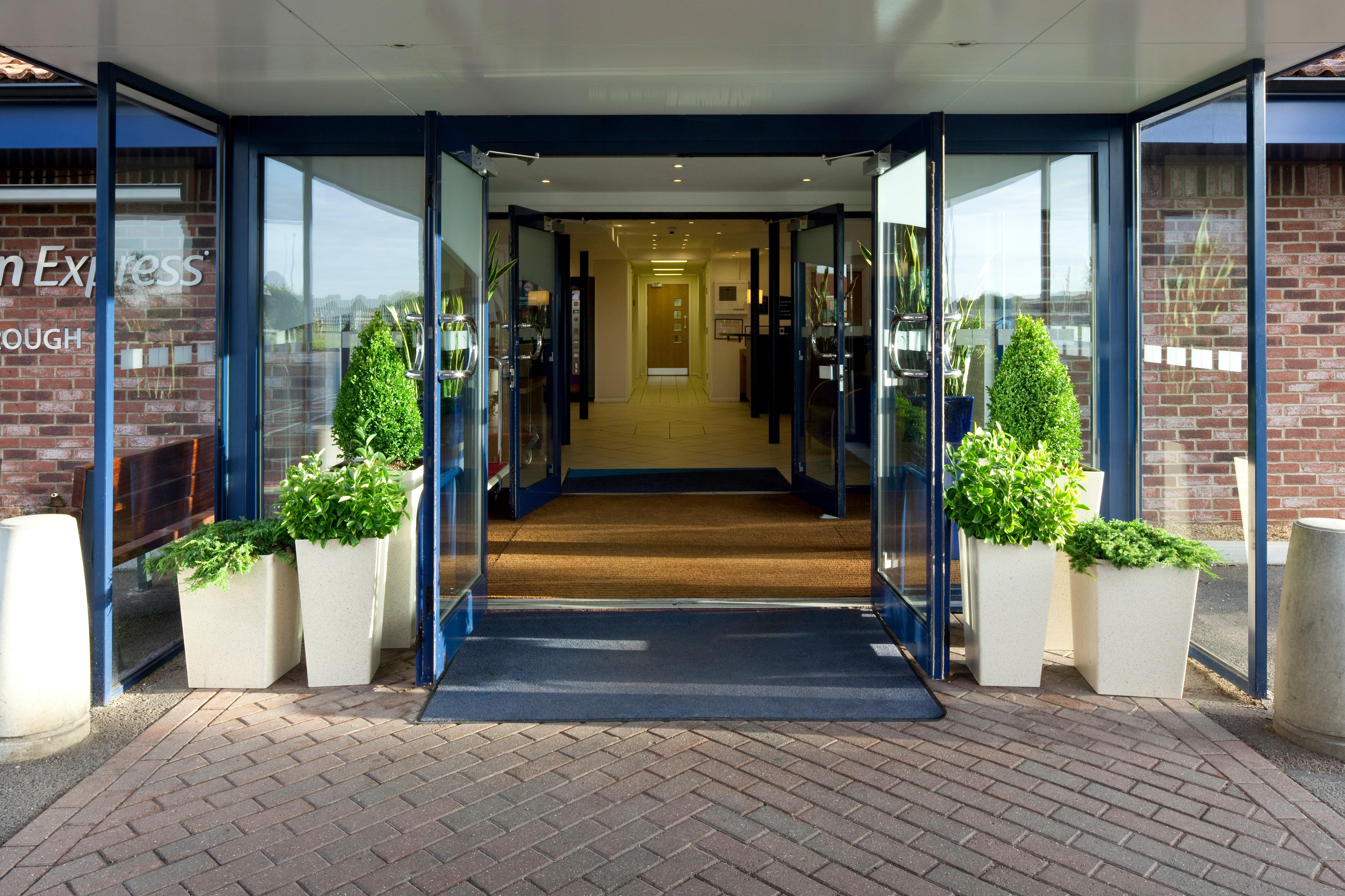 Holiday Inn Express Peterborough By Ihg Екстериор снимка