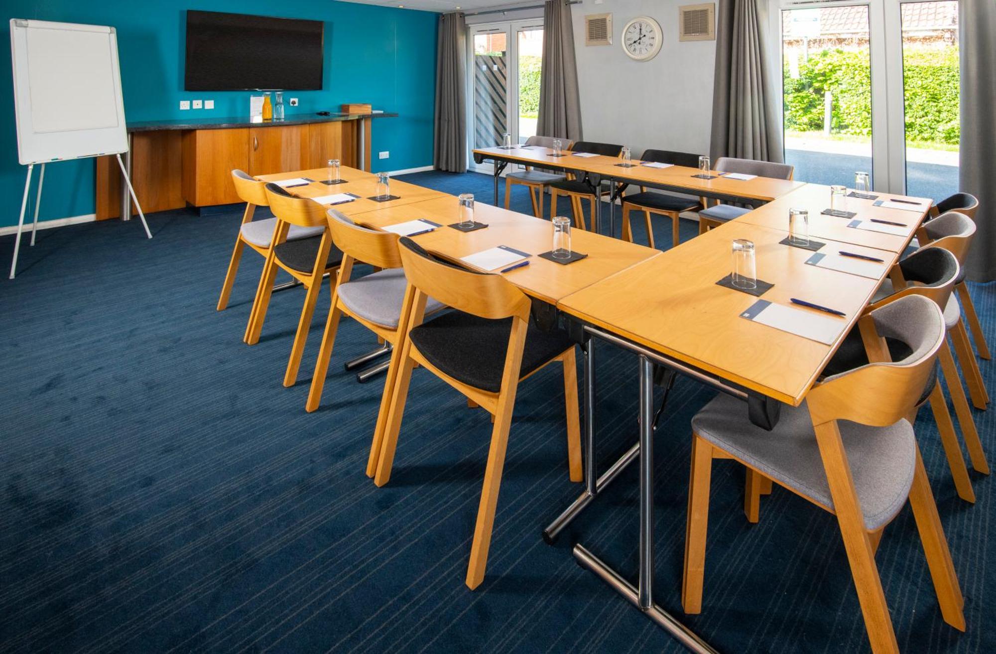Holiday Inn Express Peterborough By Ihg Екстериор снимка