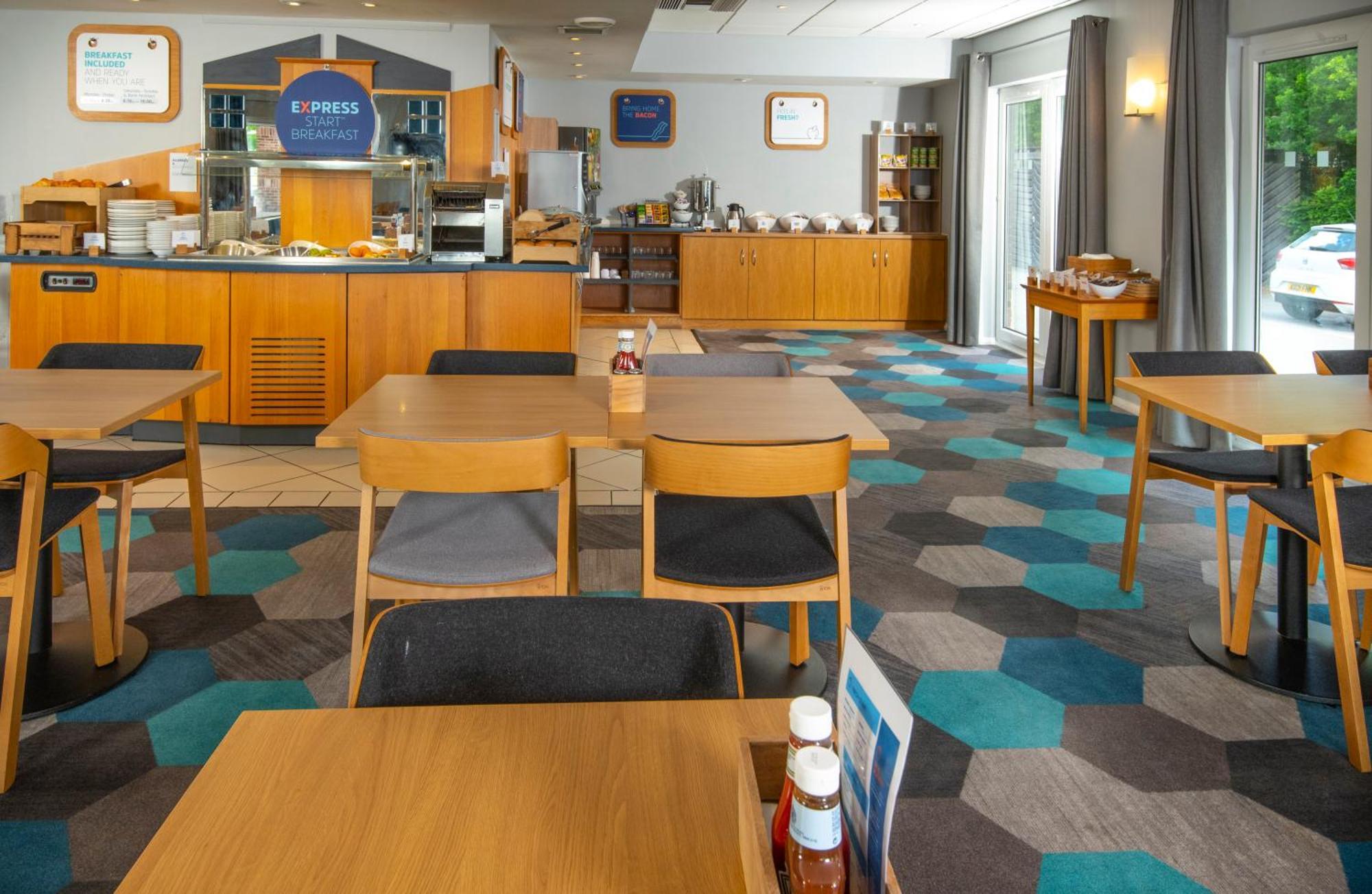 Holiday Inn Express Peterborough By Ihg Екстериор снимка