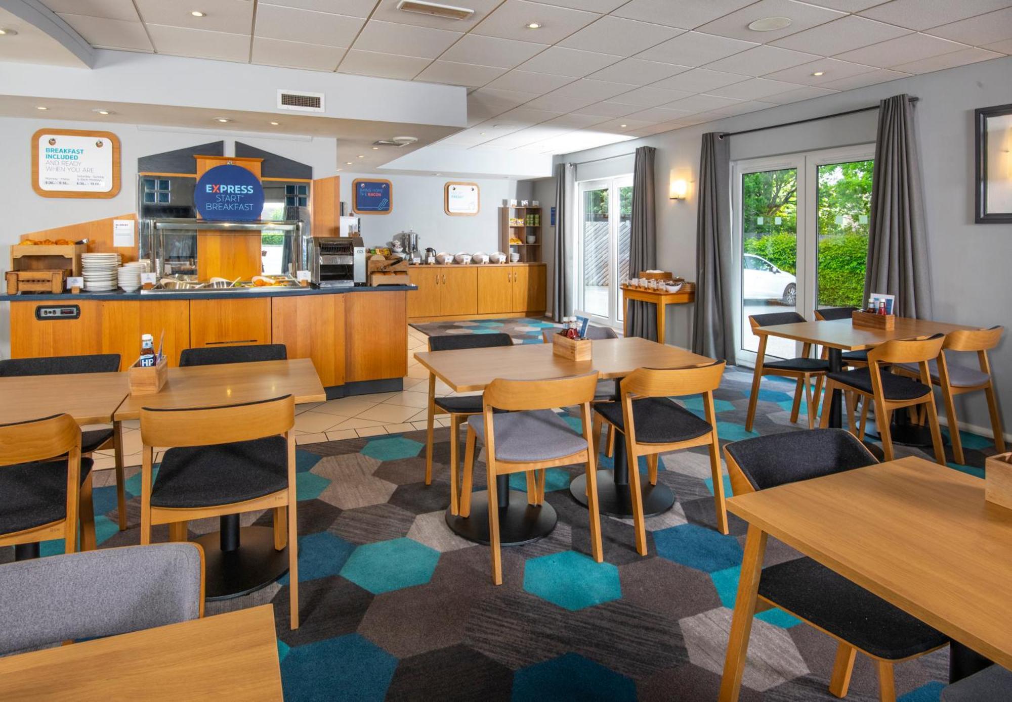 Holiday Inn Express Peterborough By Ihg Екстериор снимка