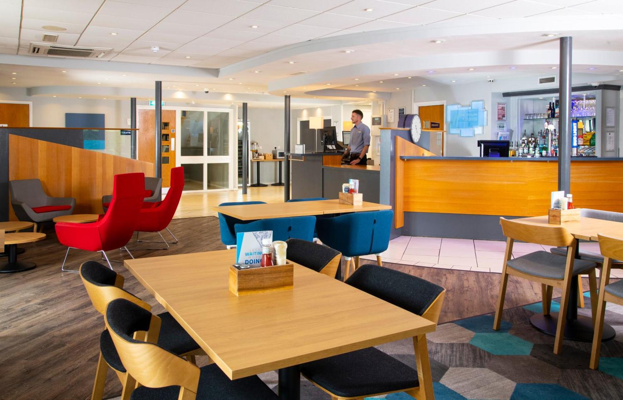 Holiday Inn Express Peterborough By Ihg Екстериор снимка