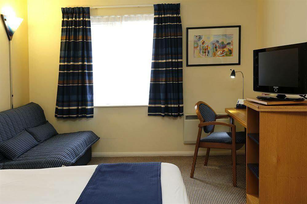 Holiday Inn Express Peterborough By Ihg Екстериор снимка